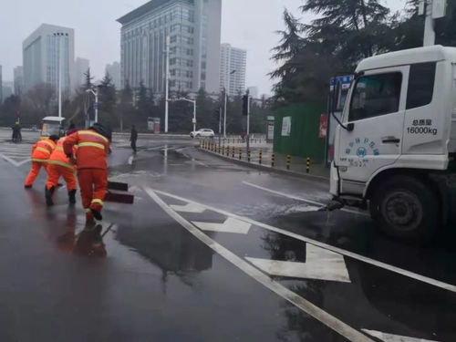 臨沂開展‘洗城’行動 路面沖洗不停歇 河道保潔見成效