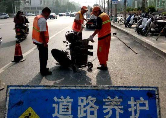 鄭州 烈日下的堅(jiān)守 道路清潔