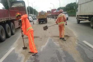 公路部門及時(shí)清理沙石與垃圾，保障道路安全暢通