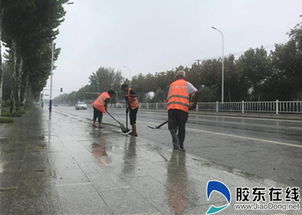 萊山公路局及時清理雨水篦子，保障公路排水與道路清潔