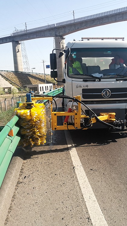 高效護欄清洗機 為城市道路與高速護欄注入清潔動力